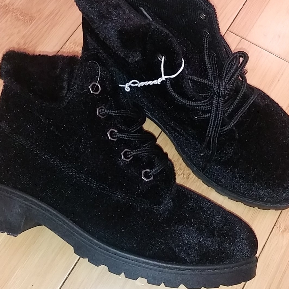 Black swade boots